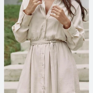 Klänning - Beige skjortklänning ifrån Chiquelle, använd ett fåtal gånger. Nypris 649kr