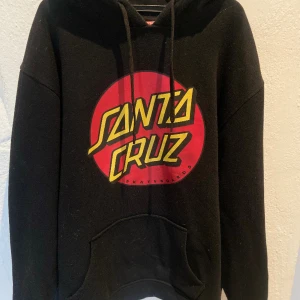Santa Cruz hoodie - Jätte fin Santa Cruz hoodie säljer då den är för liten för mig💞 inga skador   TRYCK INTE PÅ KÖP NU DÅ JAG ENDAST TAR SWISH pris går alltid att diskutera 