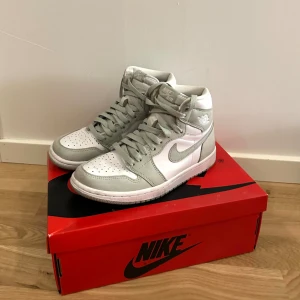Jordan 1 high  - Säljer mina Jordan 1 high ”seafoam” , använt dom Max 5 gånger så dem är nästan som nya. Köpt för 4200kr