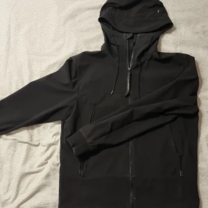 CP company jacka - Köpte förra vårten och har knappt använt, inga defekter och i princip nyskick. Perfekt vårjacka👍 ÄKTA