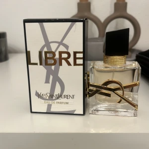 Ysl parfym - Den är helt oanvänd, fick den när jag fyllde år men den kom inte till användning. Nypris på parfymen var 700kr💗 