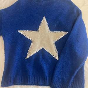 Mörkblå stjärn stickad tröja från England. Aldrig använd och jätte fin. 