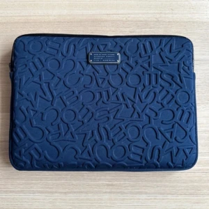 Marc Jacobs datorfodral  - Mycket bra skick, finns inga defekter alls!! 