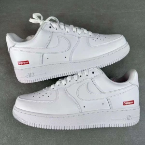 Air Force 1 - Supreme - Air Force 1 Supreme. Hög Kv. Nya går runt för 3500
