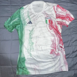 Italien Fotbollströja  - Använt en gång bara då den är för liten.  Vid fler fråga är det bara att skriva privat 🫵🏽💯