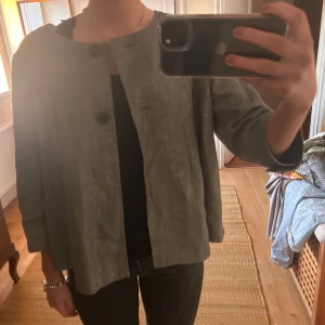 Jacka - Superfin skimrig jacka med fina detaljer perfekt till våren och sommaren! Nästan som nyskick 