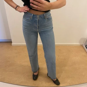 Ribcage straight ankel - Jeans från Levis använda fåtal gånger, superfin färg men säljer dessa då dem är förstora💓 W27 L29