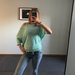Stickad topp - Så söt stickad topp med trekvartsärmar. Storlek s. Köpt second hand och har inga defekter. Använd 2 ggr. 