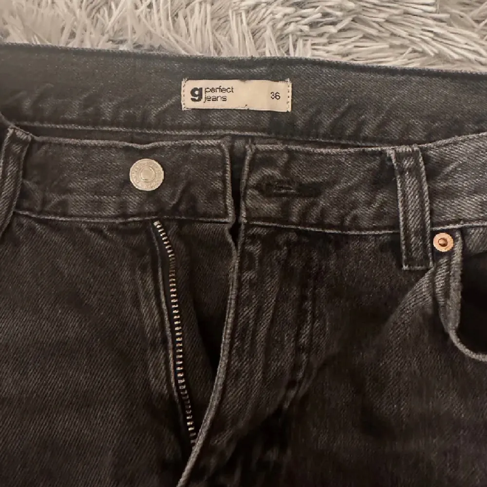 Lågmidjade jeans från Gina i storlek 36. Använda 2 gånger & är i bra skick!🩷. Jeans & Byxor.