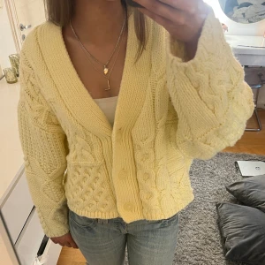 Stickad kofta - Såååååå snyggg stickad kofta i sötaste vårfärgen!🥰🥰🥰🥹🥹🙏🏽