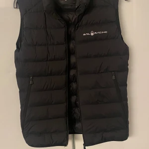 Sail racing väst - Finns inget att anmärka på den är i nyskick förutom att man måste byta dragkedja. (Se bild.) Köparen står för frakt. 