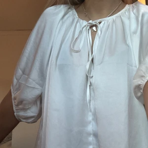 TOPP 💕 - topp från hm, nästa inte använd! Kan både vara knäppt och inte 