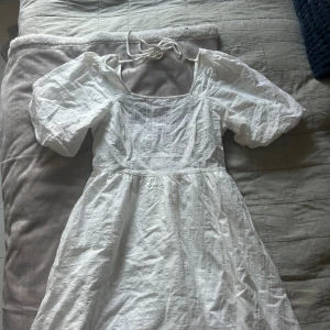 Vit klänning! - Vit klänning med knytning i ryggen, perfekt till studenten eller liknande! Klänningen är köpt i andrahand och därför är märket osäkert🤍 Endast använd en gång!