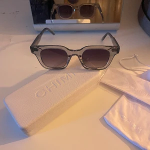 Gråa Chimi 04 - Gråa chimi solglasögon. Använda ca 7 gånger (som nyskick). Skriv för fler bilder! 