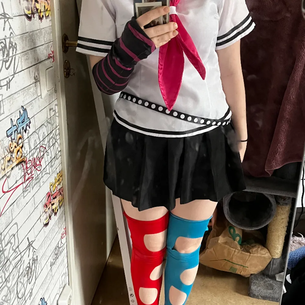 Ibuki Mioda cosplay. Är köpt från Amazon i storlek L. I tredje bilden kan man se kläderna på mig som referens så är jag 154 cm lång och har vanligtvis kläder i storlek S. Den har bara använts 2 - 3 gånger förut. Har bra kvalite och är inte sönder.. Övrigt.
