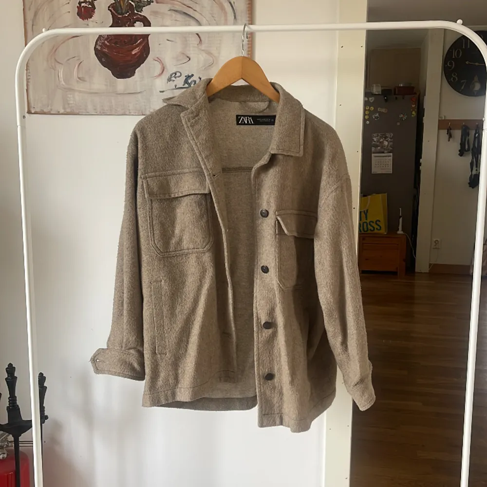 Brun/beige jacka/overshirt från Zara, bra skick, storlek xs . Jackor.