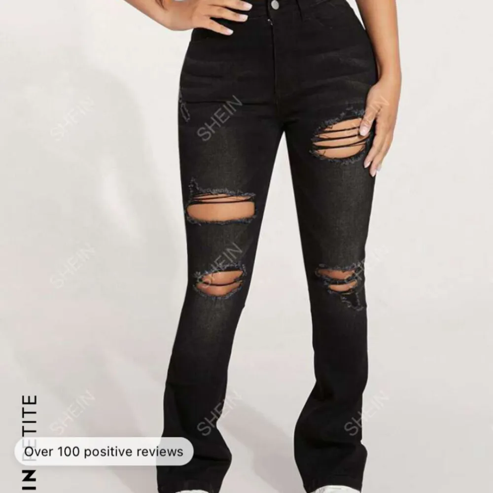 Super fin jeans från shein men är tyvärr för liten. Köpt i storlek ”petite S” och passar som XXS/XS. Köpt för 171kr säljer för 100kr. Kom privat om du har frågor☺️. Jeans & Byxor.