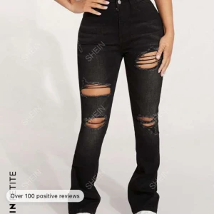 Ripped flare svart jeans - Super fin jeans från shein men är tyvärr för liten. Köpt i storlek ”petite S” och passar som XXS/XS. Köpt för 171kr säljer för 100kr. Kom privat om du har frågor☺️