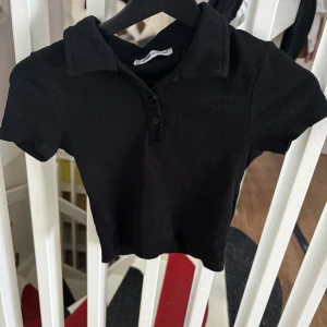 Pikétröja - Svart croppad pikétröja från new yorker i storlek xs