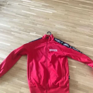 Hoodrich tröja röd - Xs aldrig använd 