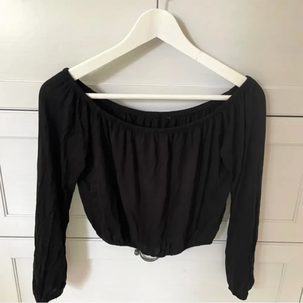 Offshoulder Tröja från H&M i storlek XS. Köparen betalar för frakten🥰❤️. Tröjor & Koftor.