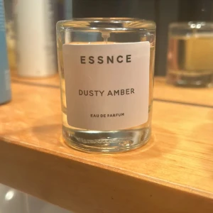 Essnce parfym dusty amber - Endast använd fåtal gånger .  Jätte god doft har 2 därav att jag säljer en 