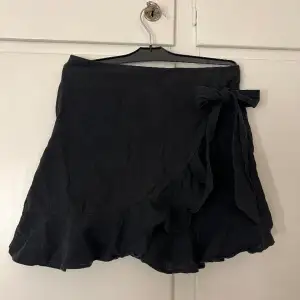 En superfin svart linneliknande kjol från SHEIN!