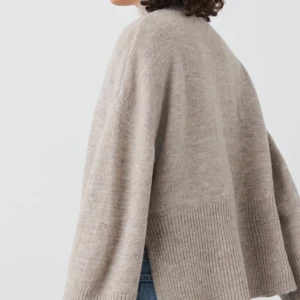 Finstickad tröja  - Jättefin tröja från Gina Tricot. Säljer pga jag har 2 likadana. Jättefint skick, lappen är fortfarande kvar och tröjan är i jättefint material🩷den är liten i storleken, passar mig som är en S, lite oversized men bara snyggt på denna tröja!