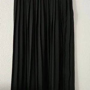 Långkjol strl xs-s - Säljes i begagnat men fint skick.  Tunt, skirt tyg. Längd 104 cm Midja 68-72 Kolla gärna in mina andra annonser, jag samfraktar! 