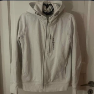 Vit sail racing tröja  - Jag säljer min vita sail racing tröja eftersom den inte kommer till användning. Knappt använd och bra skick!