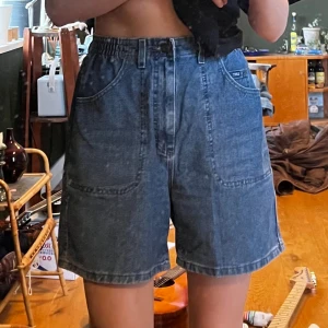 Lee shorts - Lee jeansshorts Högmidjade Oklar storlek men skulle gissa W32 ungefär Köpare står för frakten