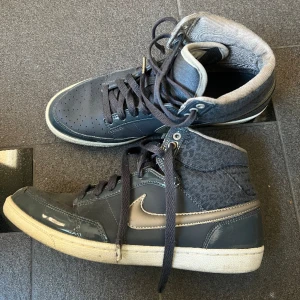 Nike skor med leopardmönster - Ett par leopardmönstrade skor från nike! Storlek 40 men passar 38-39 skulle jag säga. Assnygga 