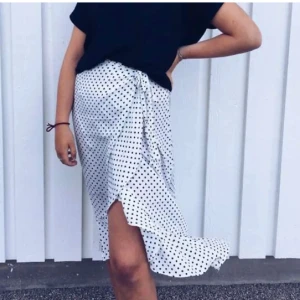 Kjol - Jag säljer denna jättefina kjolen som endast är använd ett fåtal gånger, där av fkn kvalite. 