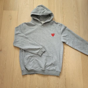 Cdg hoodie - Riktigt fet CDG hoodie i fint skick! Storlek L, passar mindre