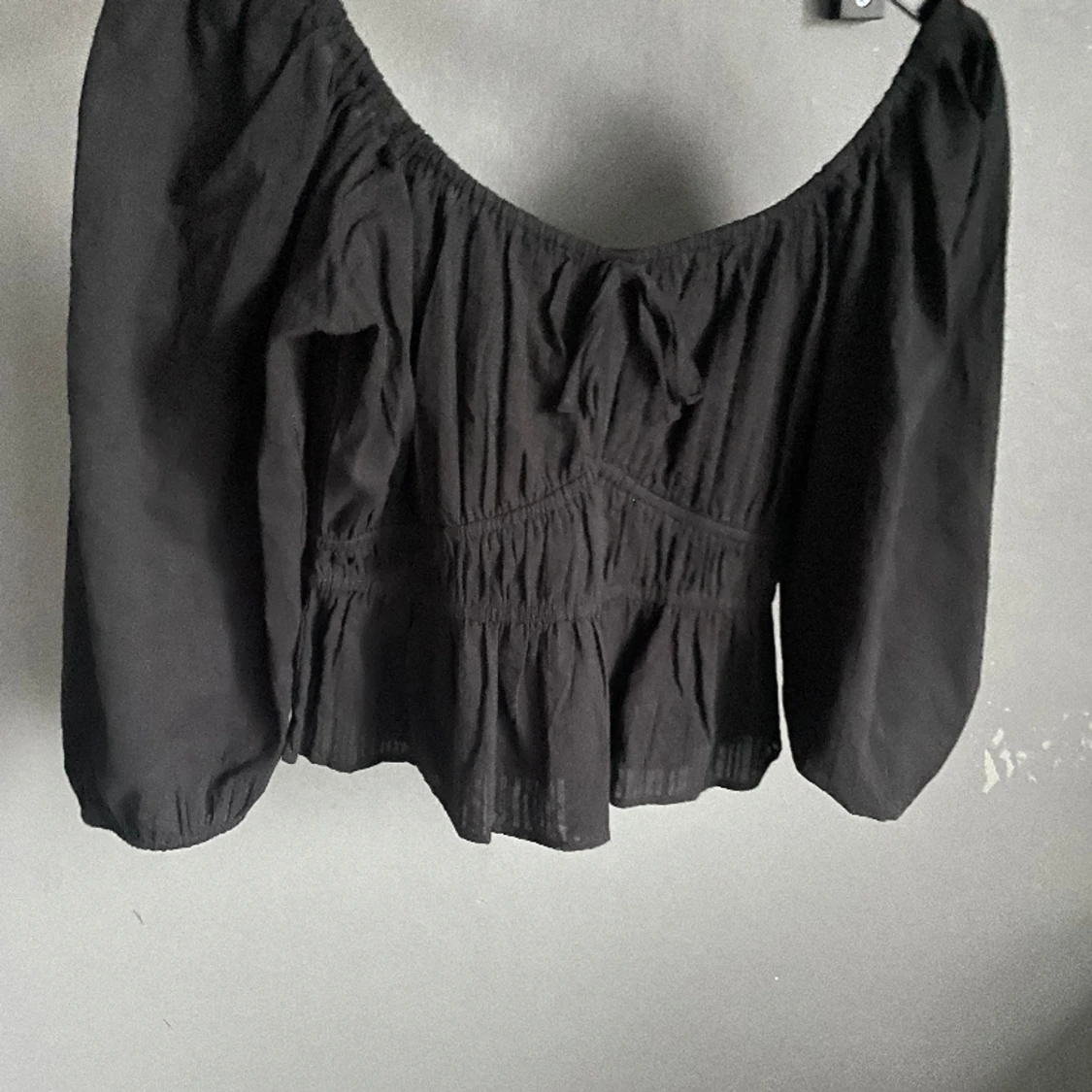 Svart topp i off shoulder - 91