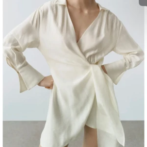 Klänning zara - Säljer denna sommarklänningen från zara❤️ använd en gång