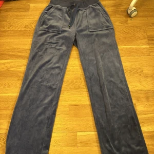 Juicy byxor - Ett par jätte fina juicy byxor, använda ungefär 4 gånger. Ena juicy metallen på tråden har lossat men man märker knappt det. Dem är i en jätte fin blå/lila färg!