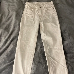 Vita baggy lågmidjade jeans - Köpt från h&m i somras. Använt 1 gång men faller inte mig i smaken. Storlek 36. Baggy lågmidjade
