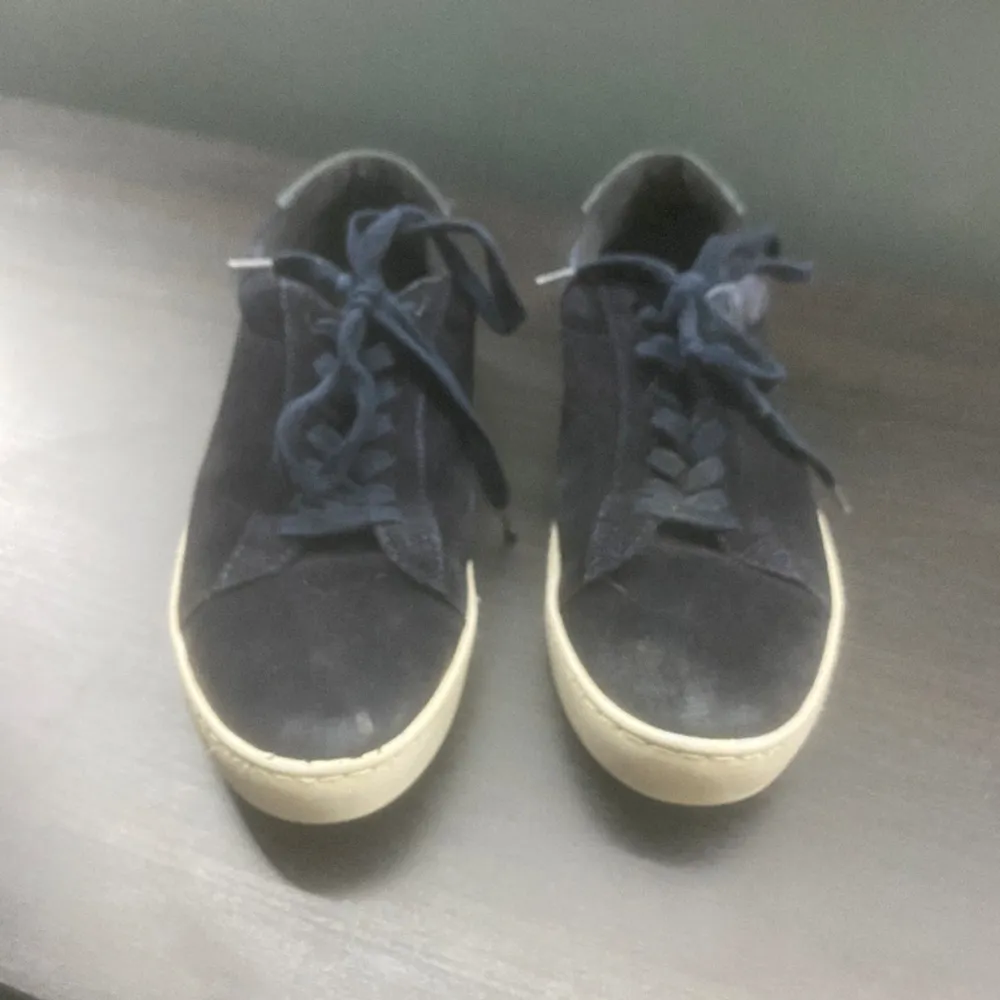 Jag säljer mina skit snygga vagabonds skor för dom har blivit för små. Jag köpte dom i somras för 1000 kr. Skick 7/10 skriv om ni vill ha fler bilder Storlek 36. Skor.