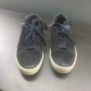 Jag säljer mina skit snygga vagabonds skor för dom har blivit för små. Jag köpte dom i somras för 1000 kr. Skick 7/10 skriv om ni vill ha fler bilder Storlek 36