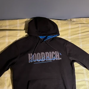 Hoodrich hoodie  - Säljer min hoodrich hoodie då den är i mycket bra skick, säljer pågrund av att jag inte växt ur den, storlek M Billigare vid snabb affär