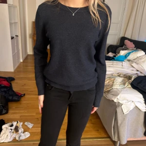 Stickad tröja  - Säljer denna basic mörkblåa stickade tröjan då den ej används. 