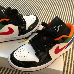 Air Jordan 1 Low multi-Color - Säljer mina limited edition jordans då jag tröttnat på färgen, använda få tal gånger och därför är dom i väldigt fint skick, är öppen för byten! Limiterade snören ingår! Eftersom skorna är så pass limiterade är dom värda ca 5000kr men säljer för 2000