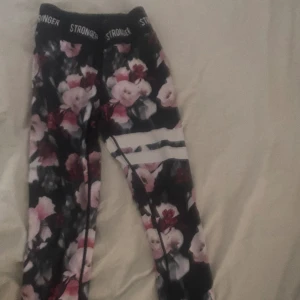 STRONGER BYXOR - Säljer ett par stronger byxor .❤️ Orginal pris är 700 och dem har inga defekter.