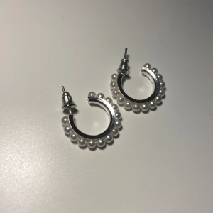 Örhängen  - Gulliga oanvända örhängen 