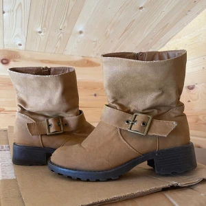 Ankel boots - Så fina kängor men märken på & ett litet hål men som inte gått igenom till insidan 🤎