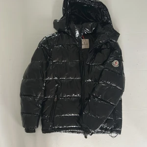 Moncler Maya  - Äkta Moncler jacka väl använd men i väldigt fint skick. Haft den i ca 2 år. Kan gå ner i pris vid snabb affär :) 