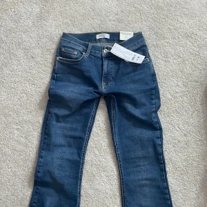 Low waist bootcut jeans helt nya med prislapp - Dessa jeans är helt nya och säljer då de är förkorta när jag gick dem i födelsedagspresent. Kan diskutera priset💗 