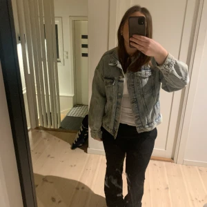 Jeansjacka - Superfin jeansjacka som jag köpte förra året! Ljus och fin färg till våren och i väldigt bra skick!❤️