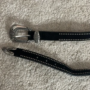 Bälte y2k - Ett svart bälte med små silver detaljer jätte bra kvalite använt en gång till en utklädnad pris kan diskuteras!💗